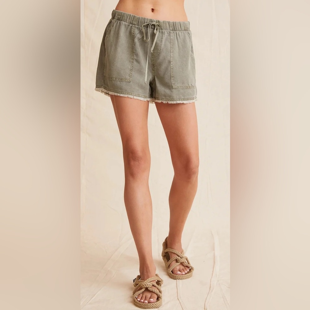 Bella Dahl - Fray Hem Pocket Short in Soft Army, Size S